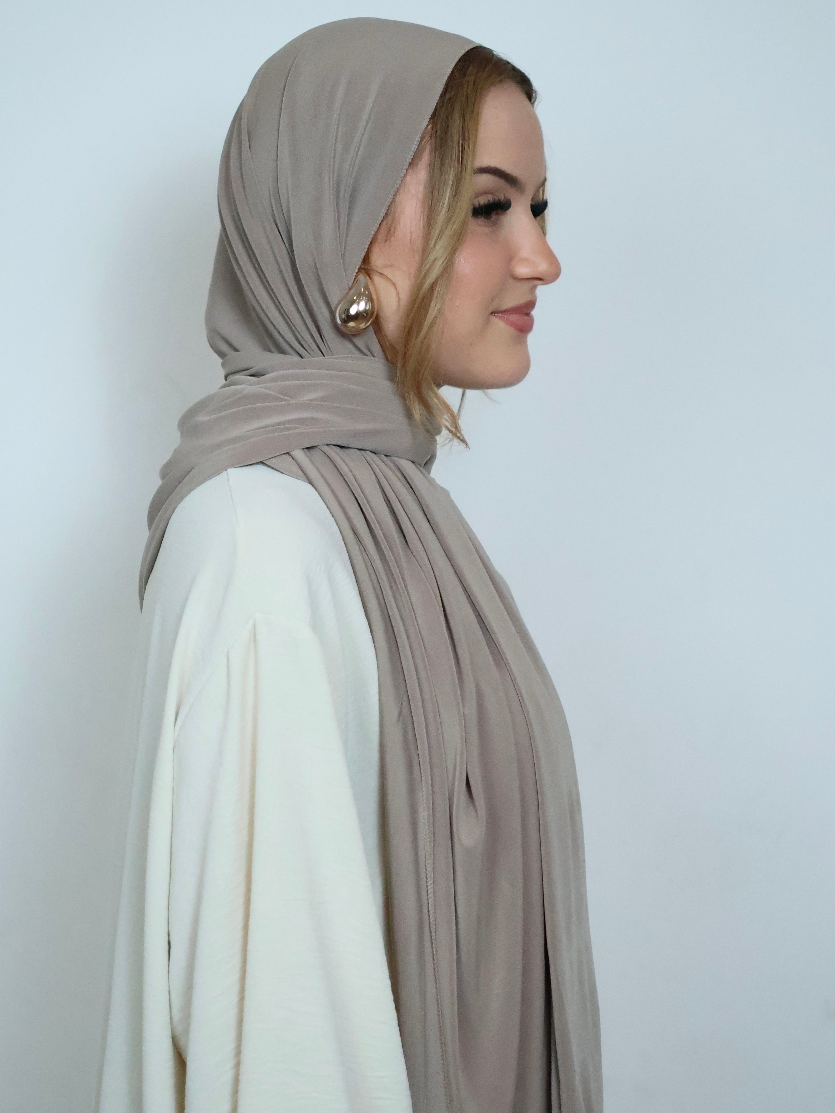 Schoko Jersey Hijab in Seitenansicht