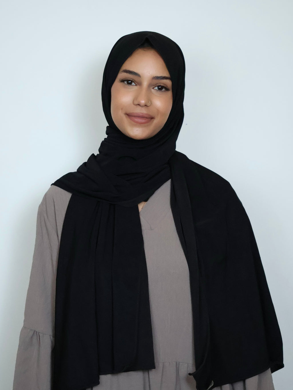 Schwarzer Jersey Hijab Vorderansicht schlicht elegant