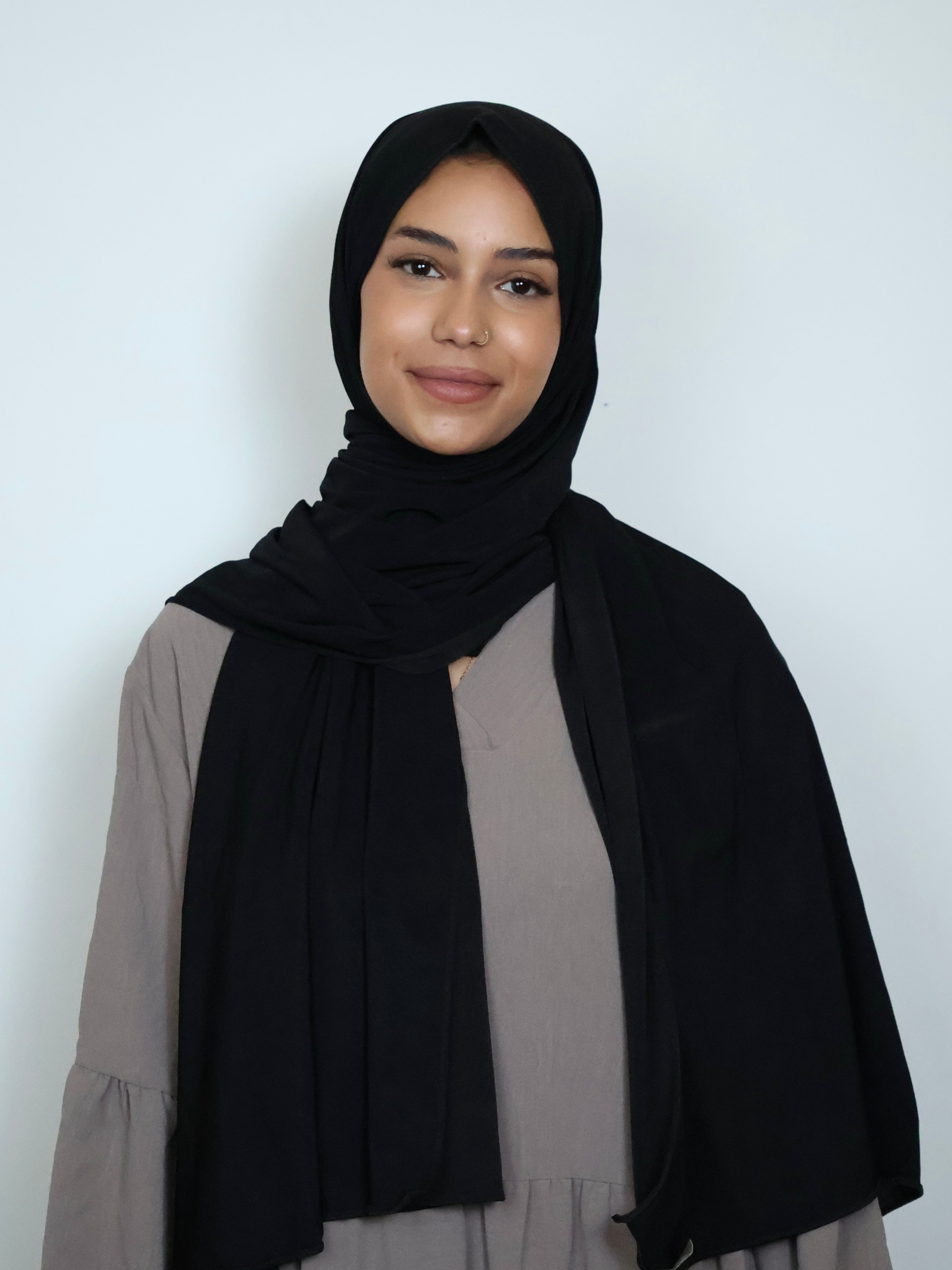 Schwarzer Jersey Hijab Vorderansicht schlicht elegant
