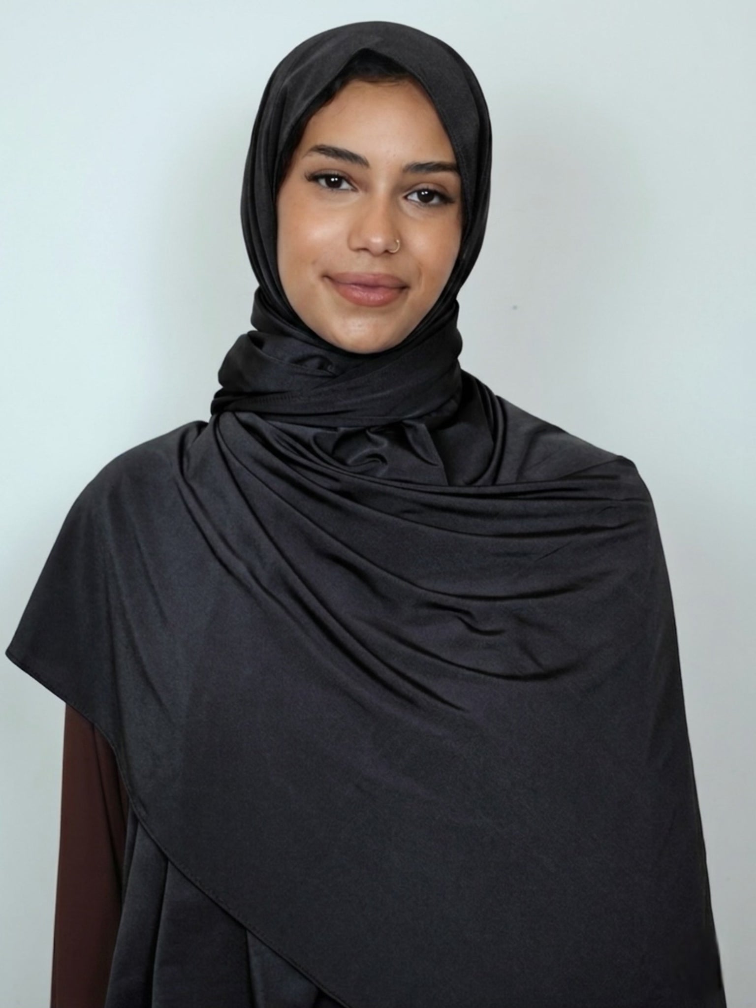 Schwarzer Jersey Satin Hijab frontal getragen