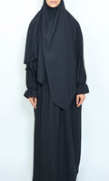 Schwarzer Khimar für Damen in Vorderansicht mit fließender Silhouette und zeitloser Optik