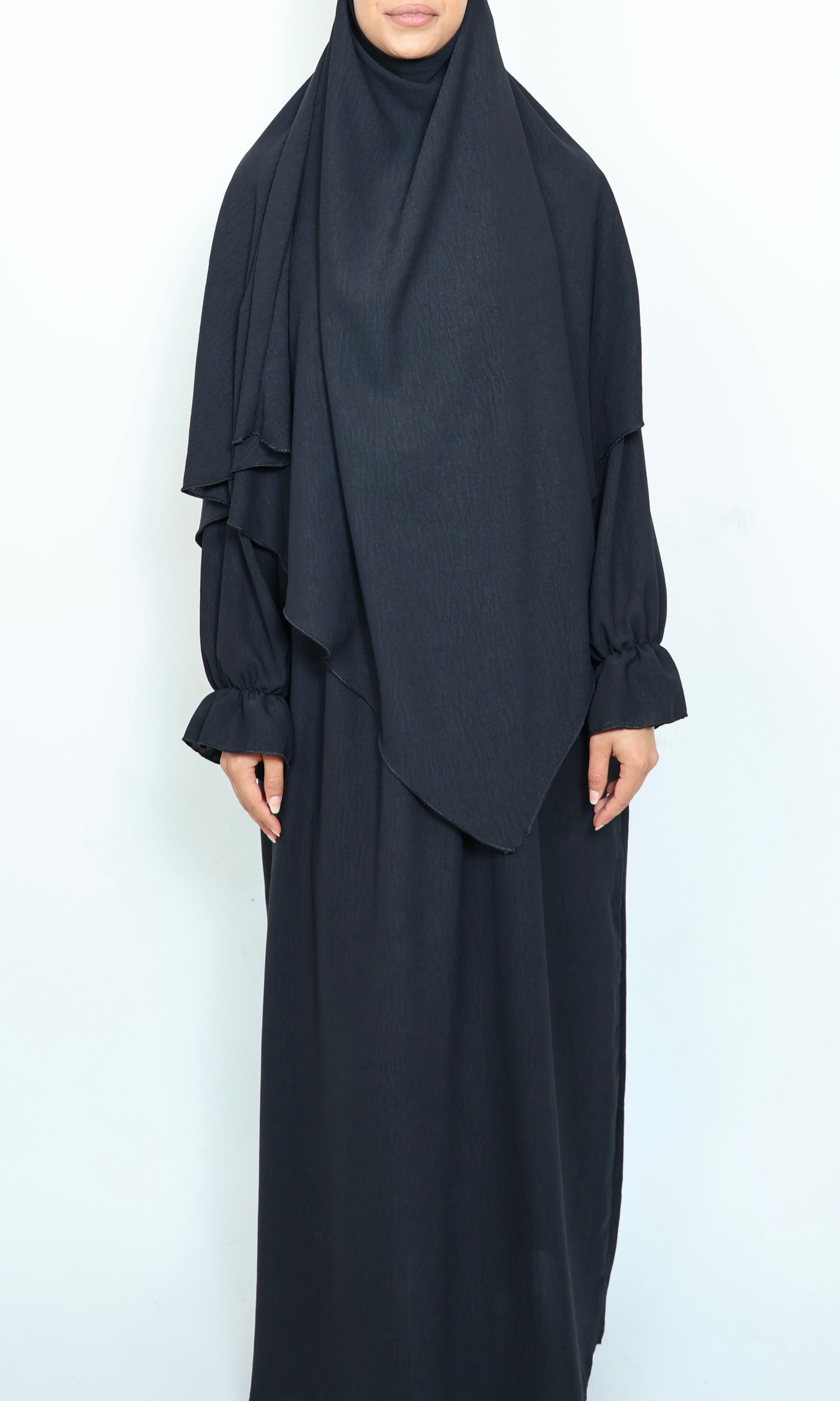 Schwarzer Khimar für Damen in Vorderansicht mit fließender Silhouette und zeitloser Optik