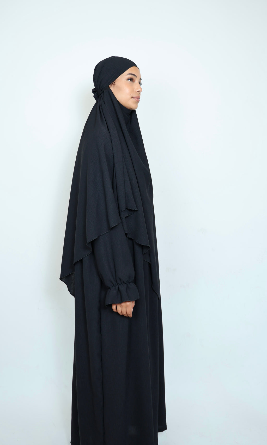 Khimar Schwarz in Seitenansicht mit elegantem Fall und harmonischer Linienführung