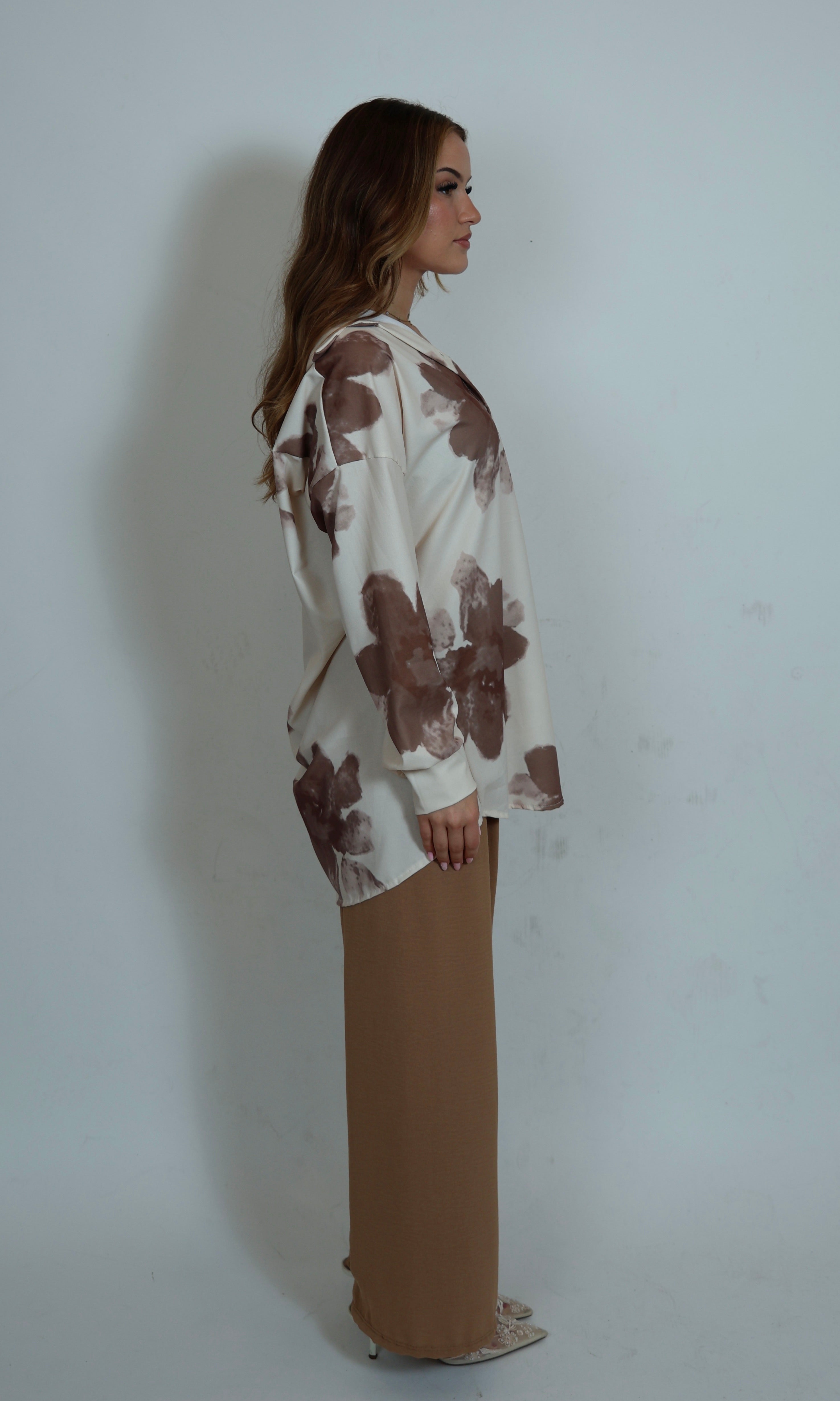 Seitenansicht eines zweiteiligen Sets in Ecru und Camel mit floralen Details