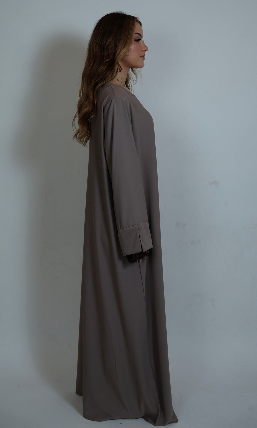 Seitliche Bewegung einer Shoko Abaya mit ausgestellten Glockärmeln