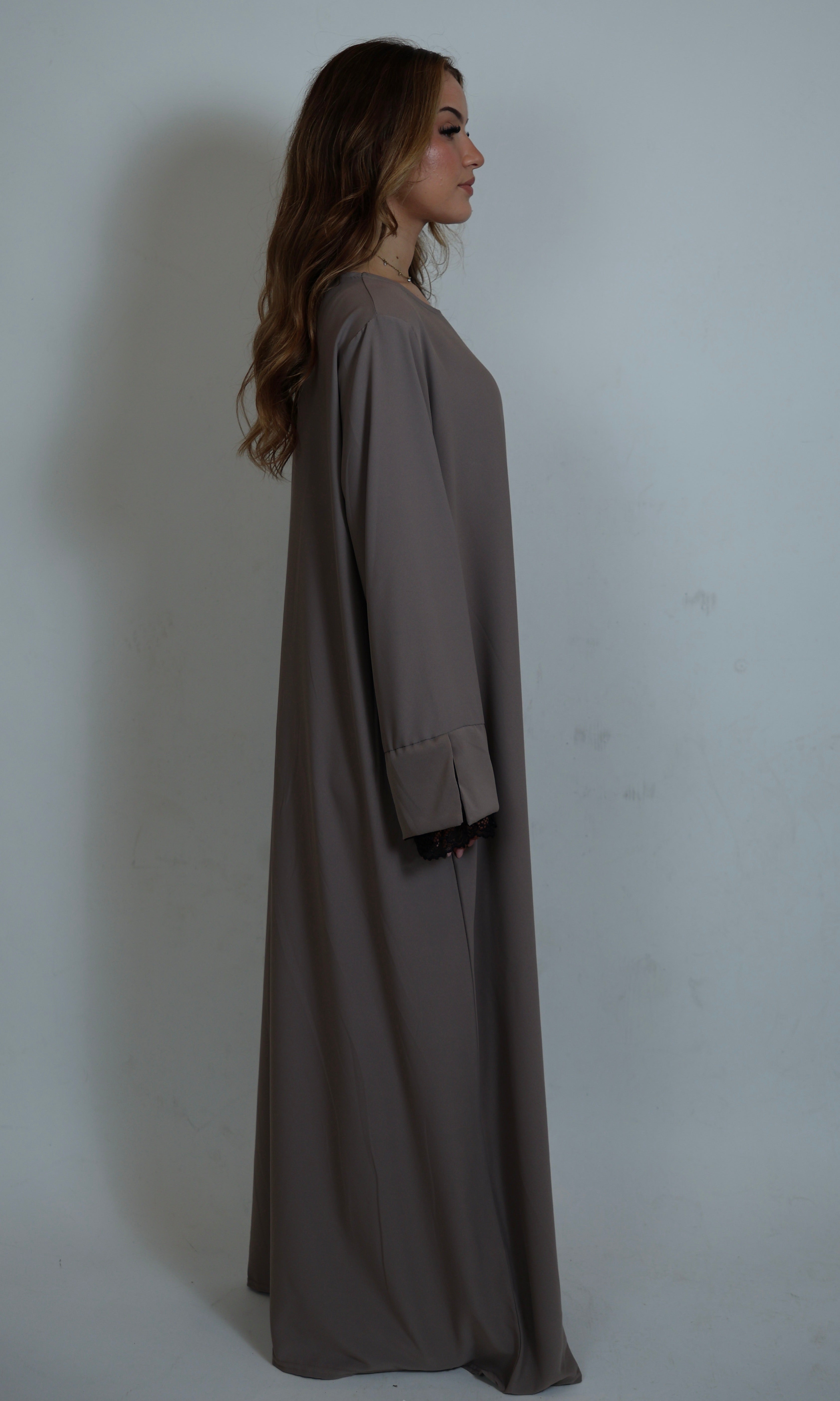 Seitliche Bewegung einer Shoko Abaya mit ausgestellten Glockärmeln