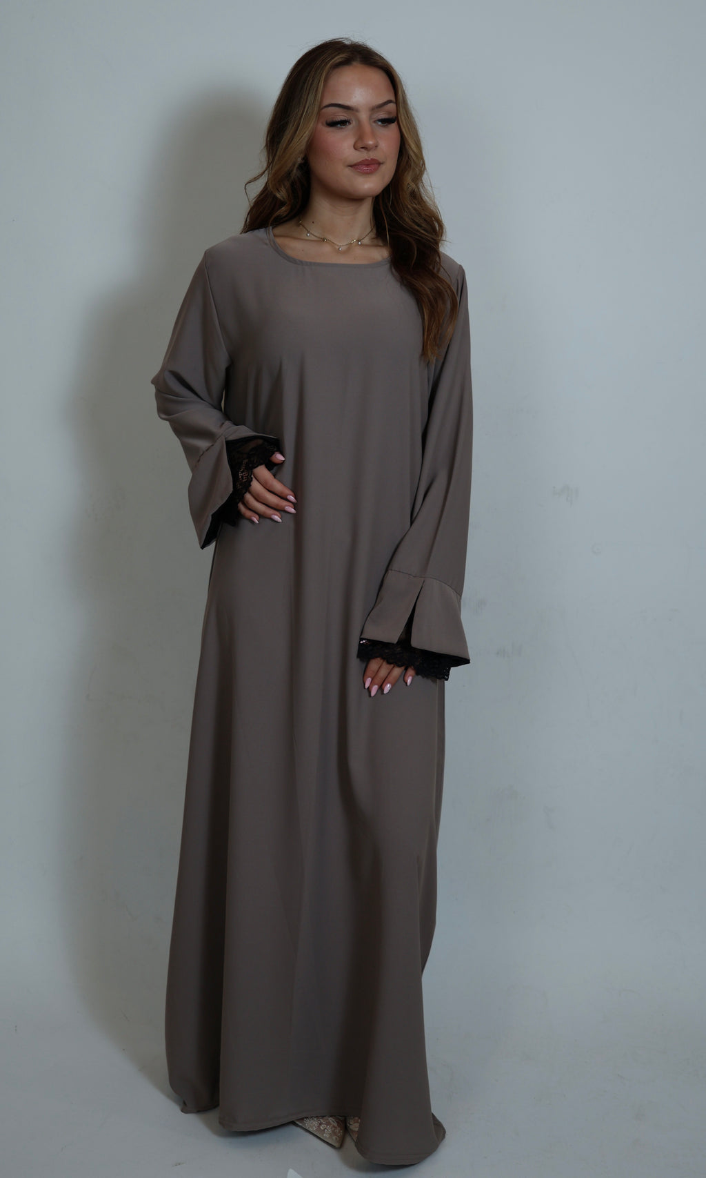 Shoko Abaya mit Glockärmeln in Frontansicht mit fließender Stoffwirkung