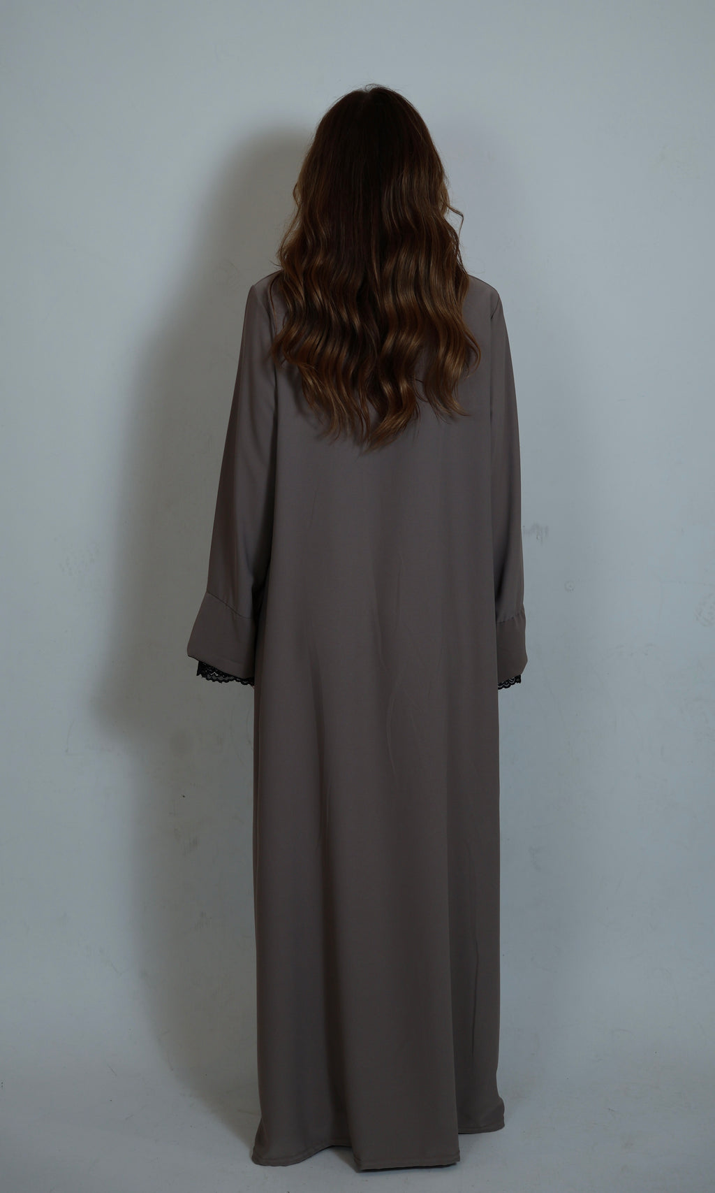 Shoko Abaya von hinten mit weiter Silhouette und weichem Stofffall