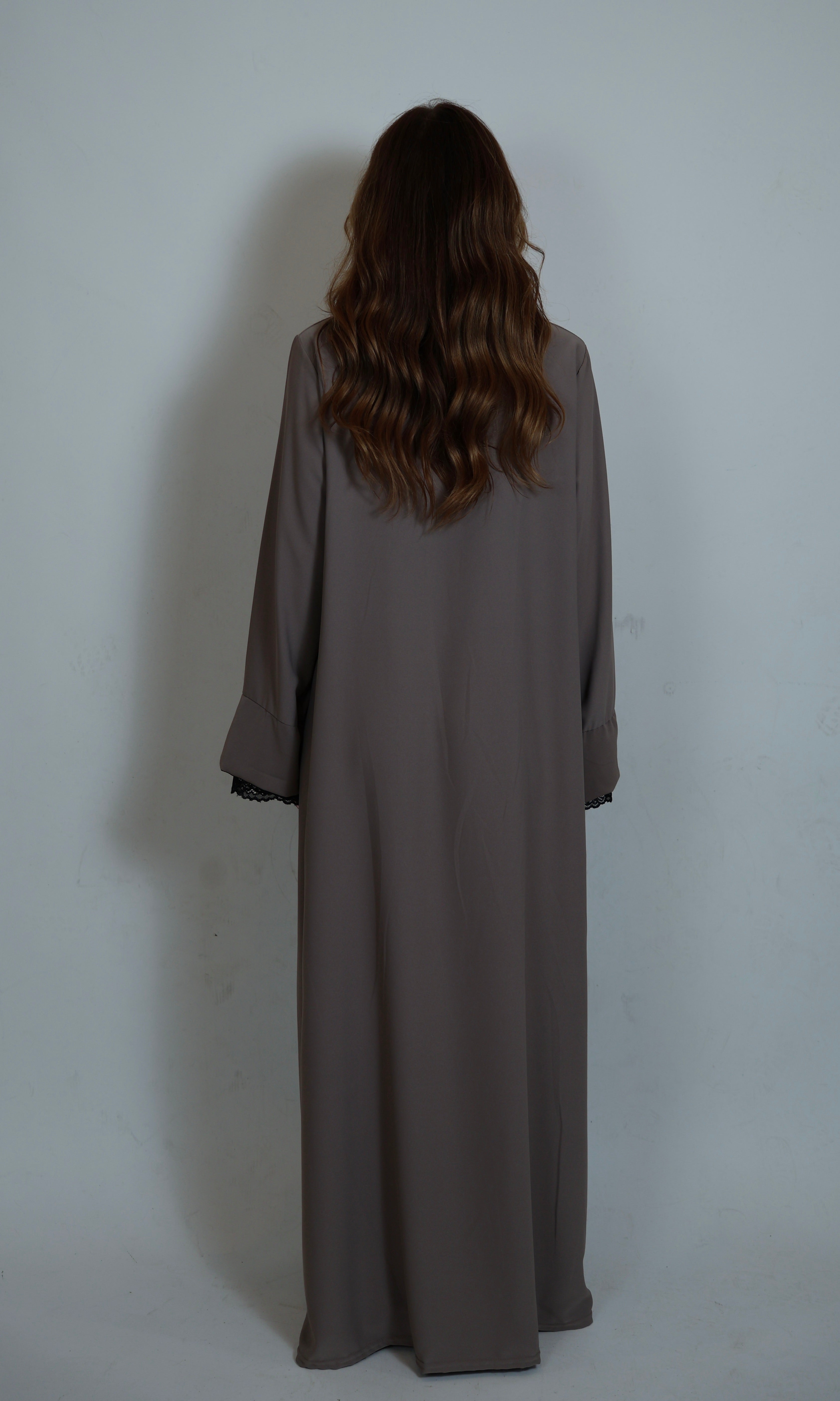 Shoko Abaya von hinten mit weiter Silhouette und weichem Stofffall