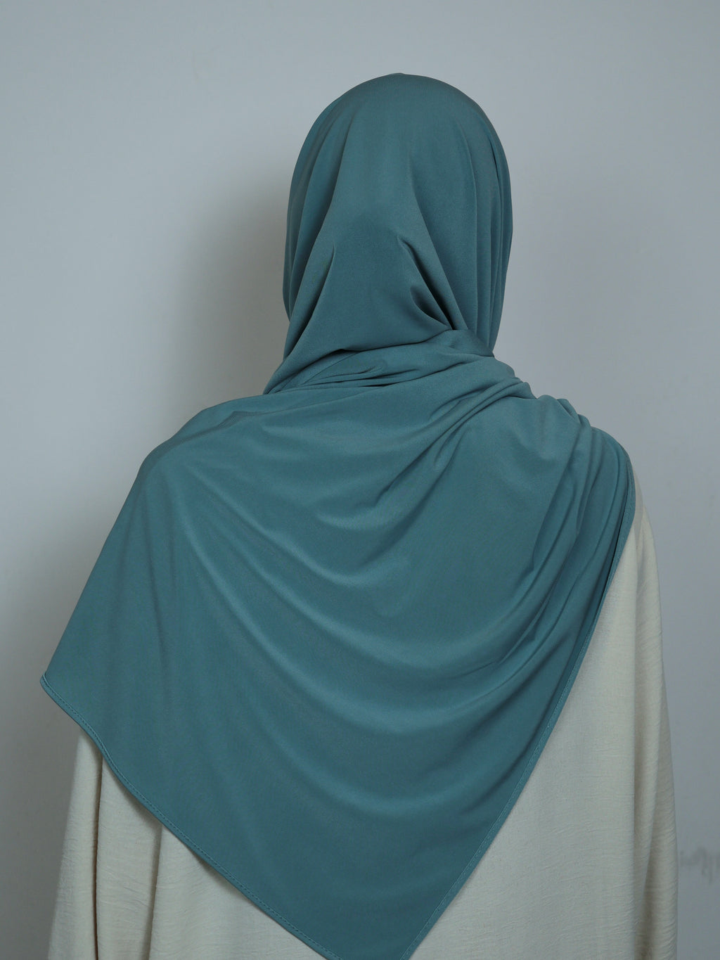 Türkiser Hijab aus Jersey Stoff von hinten mit glattem Stoffverlauf