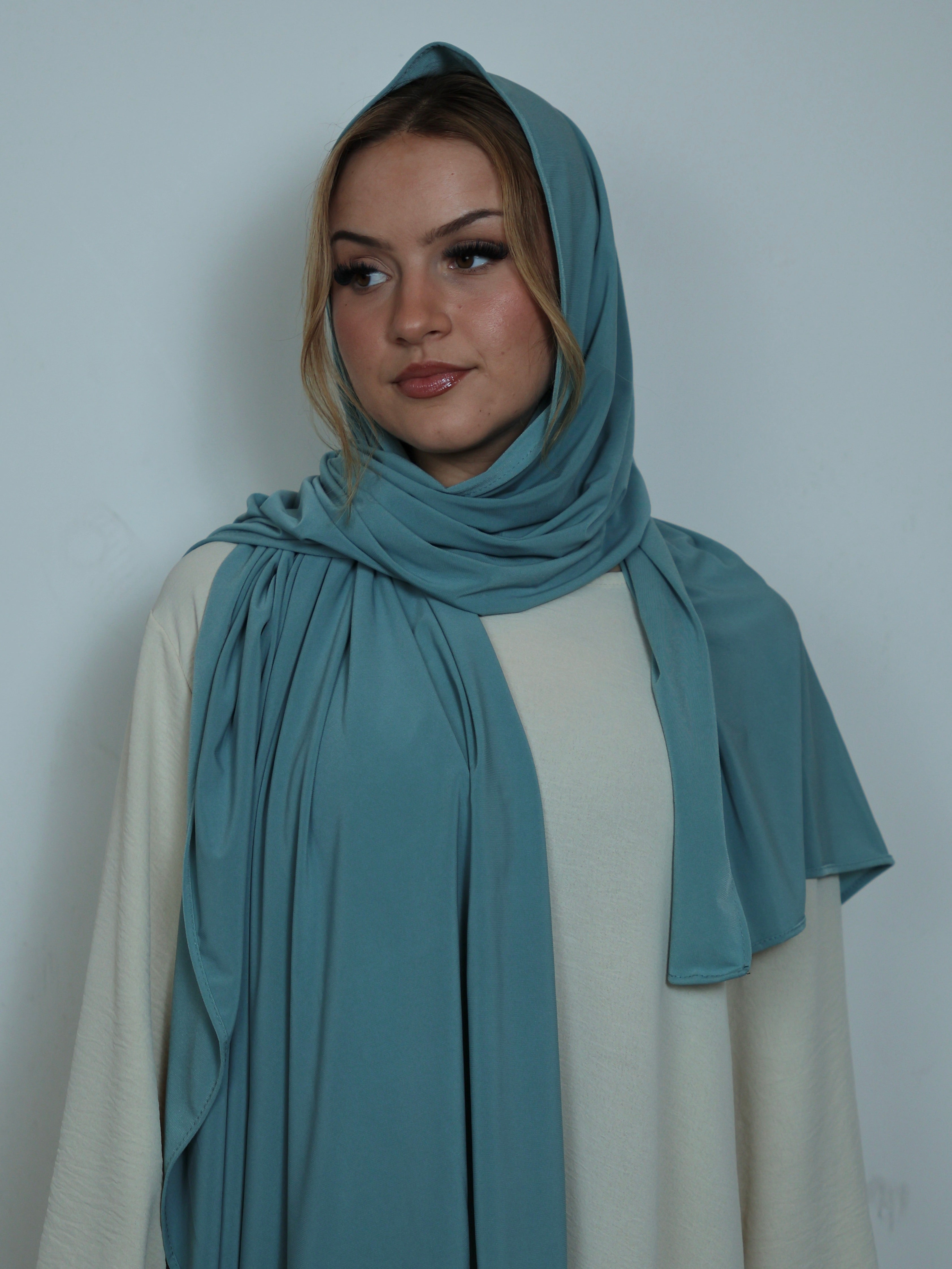 Türkiser Jersey Hijab in Frontansicht mit weichem, fließendem Stoff