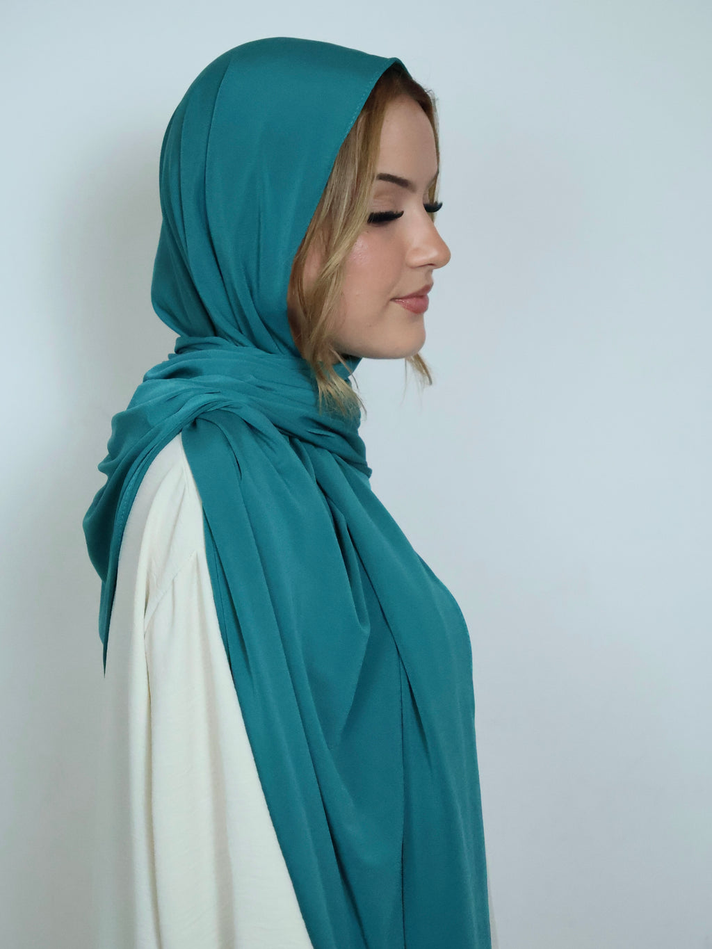Türkiser Jersey Hijab in Seitenansicht