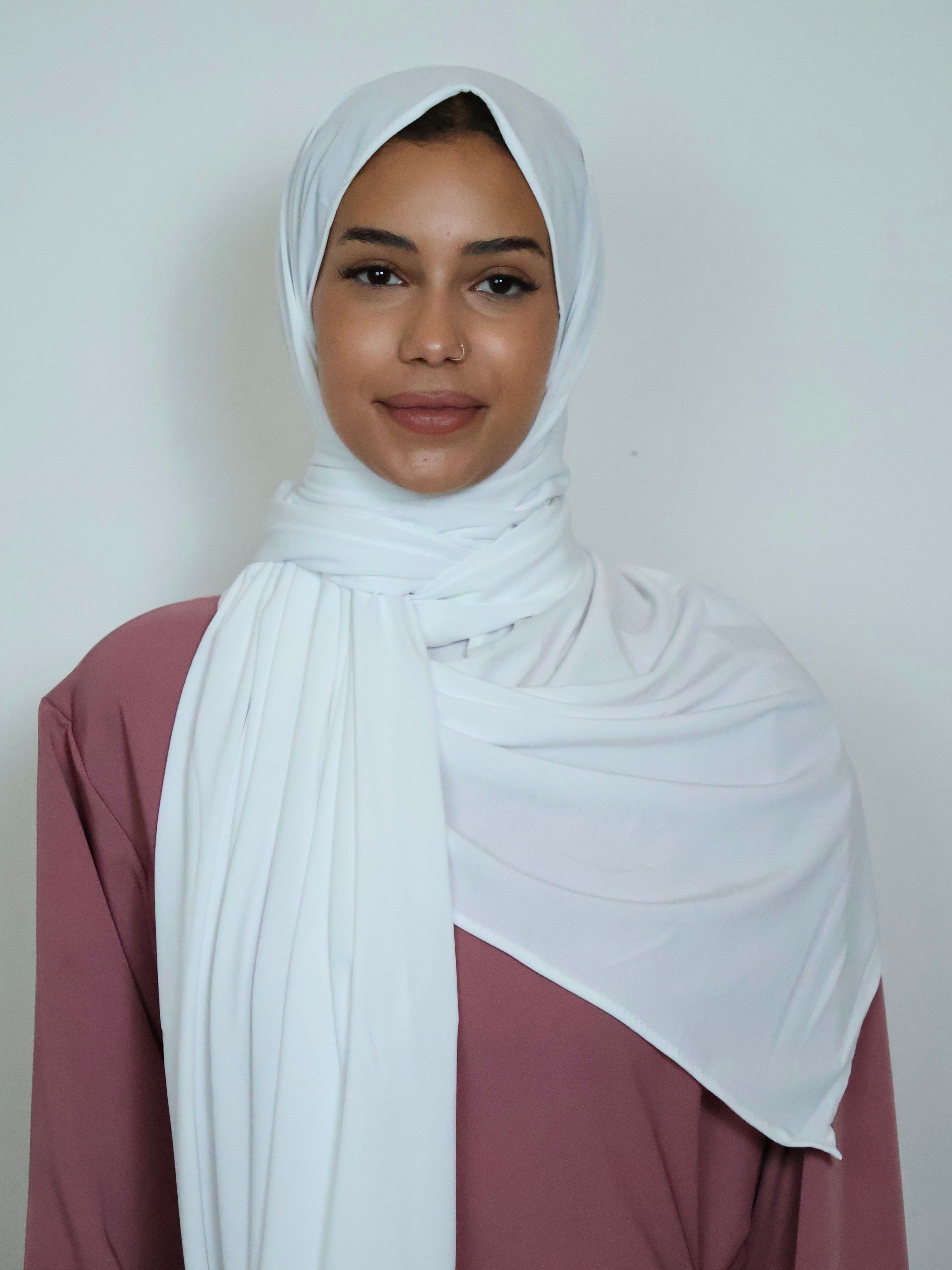 Weißer Jersey Hijab Vorderansicht schlicht clean
