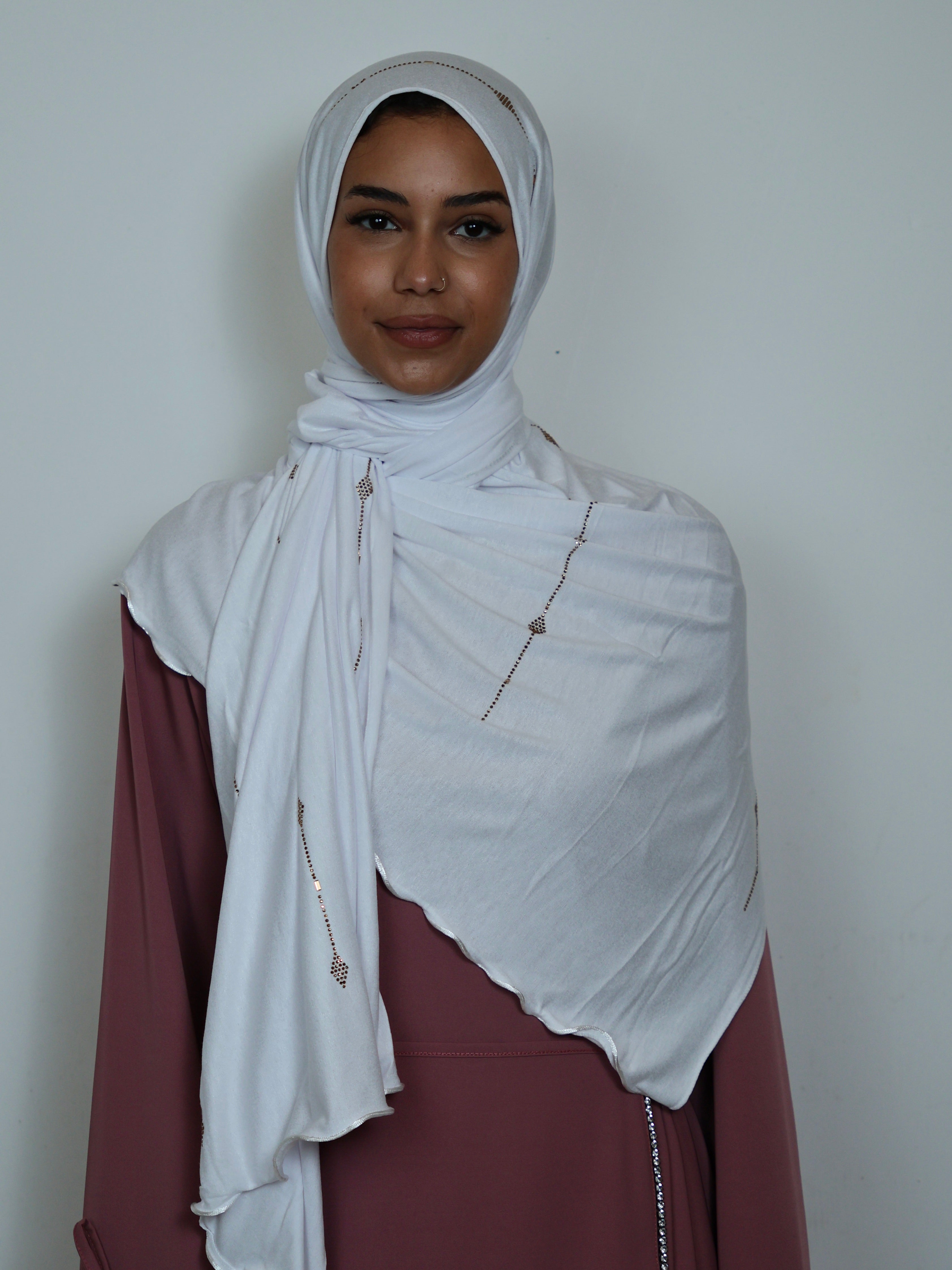 Weißer Jersey Hijab mit Strass