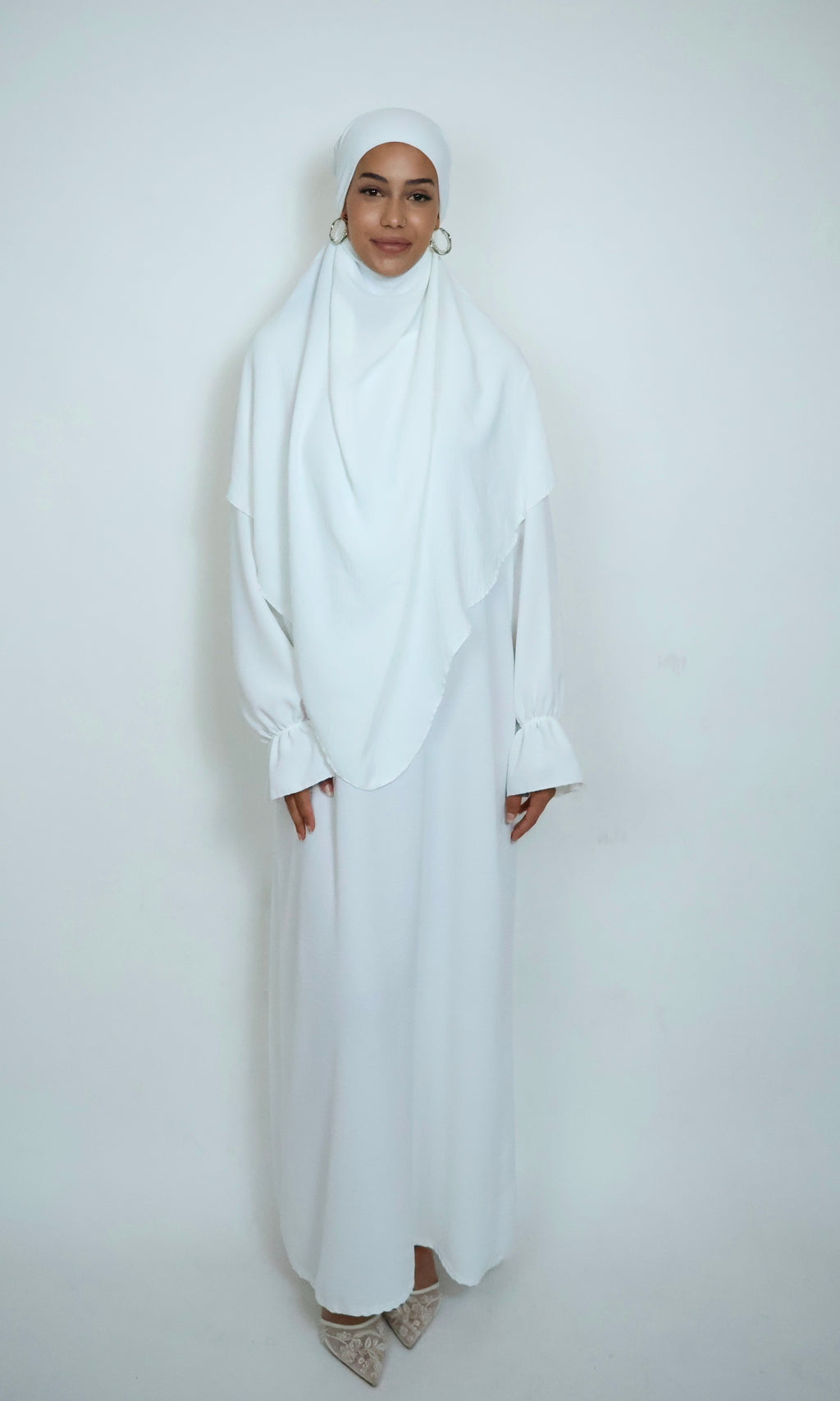 Weißer Khimar in Frontansicht mit heller Farbwirkung und klarer Linienführung