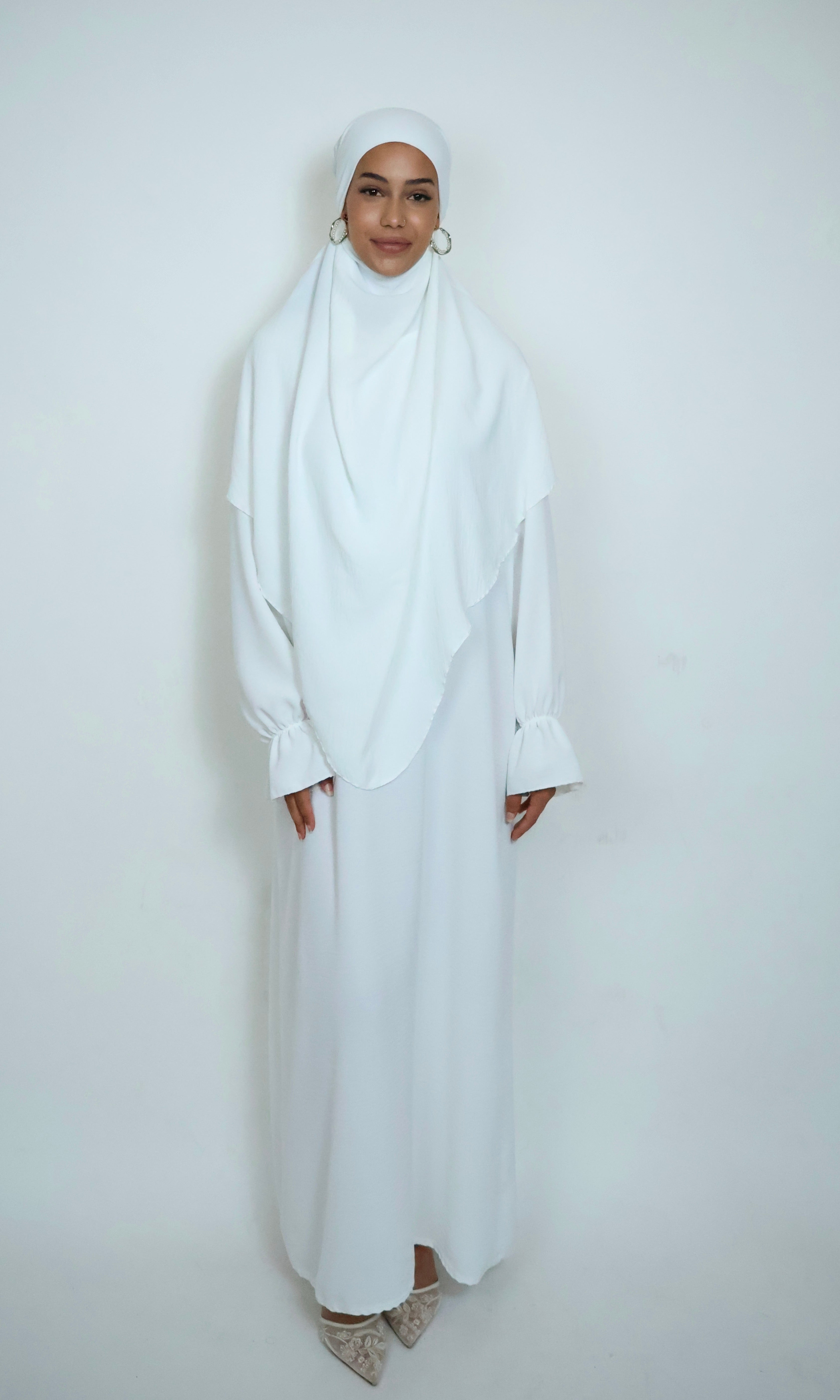 Weißer Khimar in Frontansicht mit heller Farbwirkung und klarer Linienführung