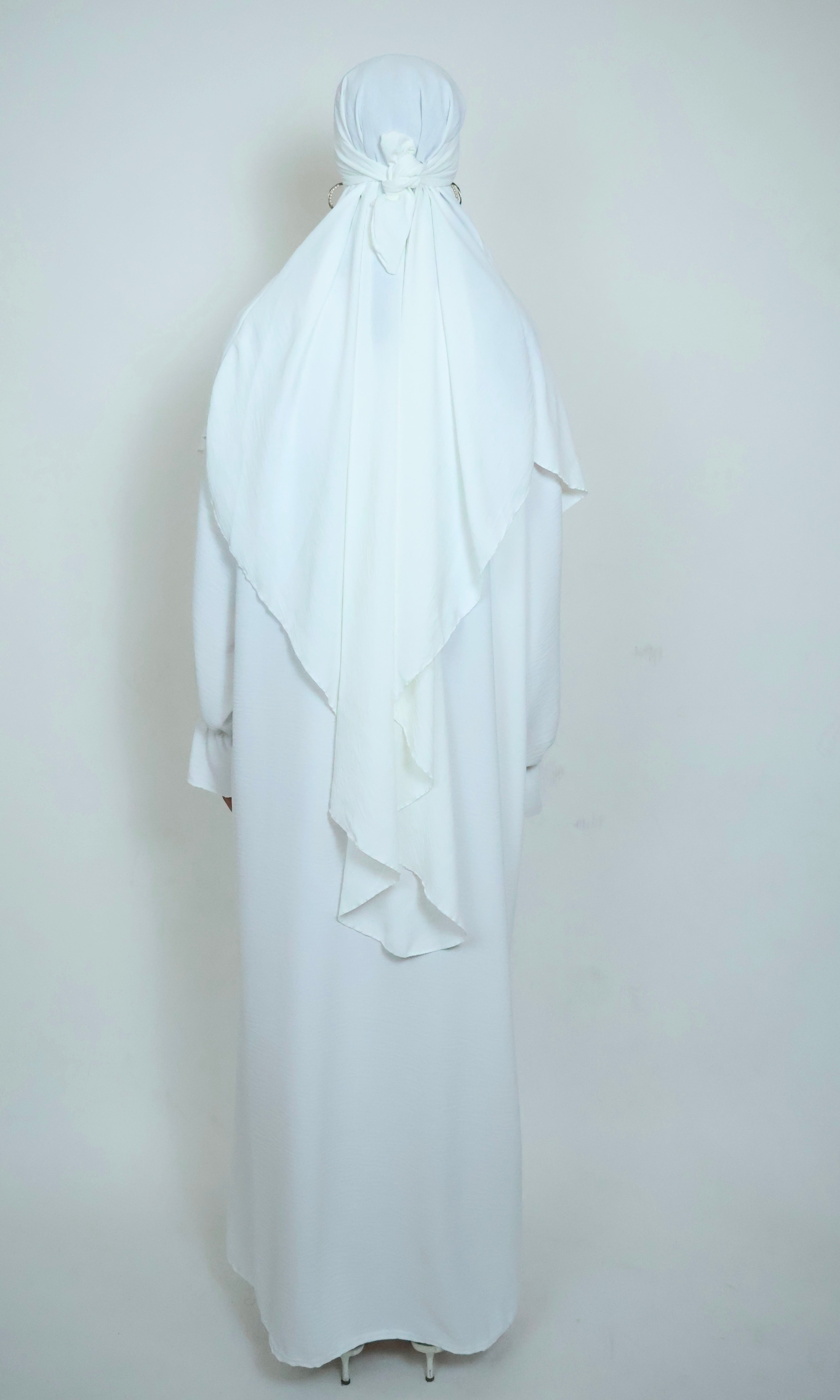 Weißer Khimar von hinten mit großzügigem Schnitt und ruhigem Gesamtbild