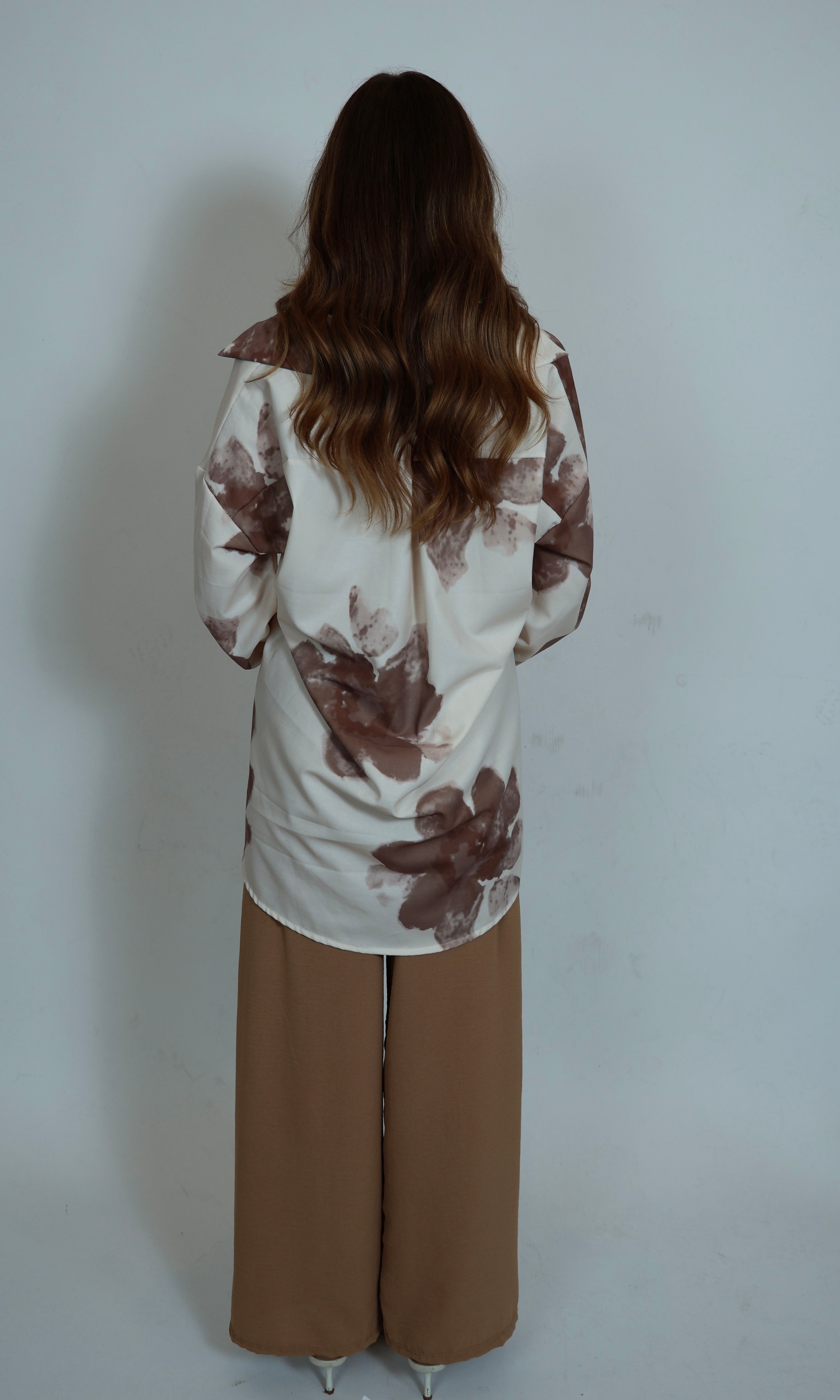 Zweiteiler mit Blumenmuster in Ecru und Camel aus rückwärtiger Perspektive