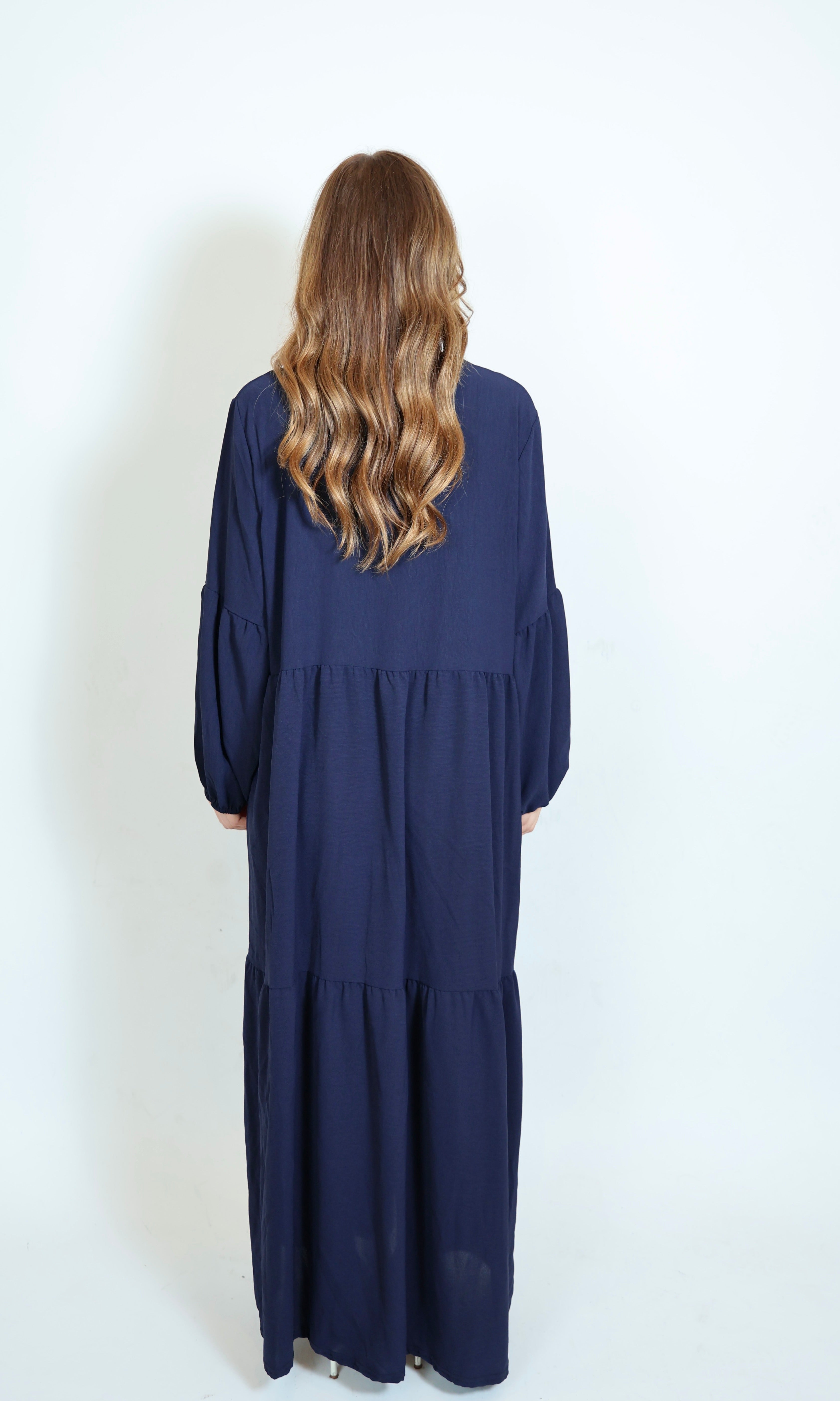 Dunkelblaues luftiges Kleid von hinten mit weichem Stofffall