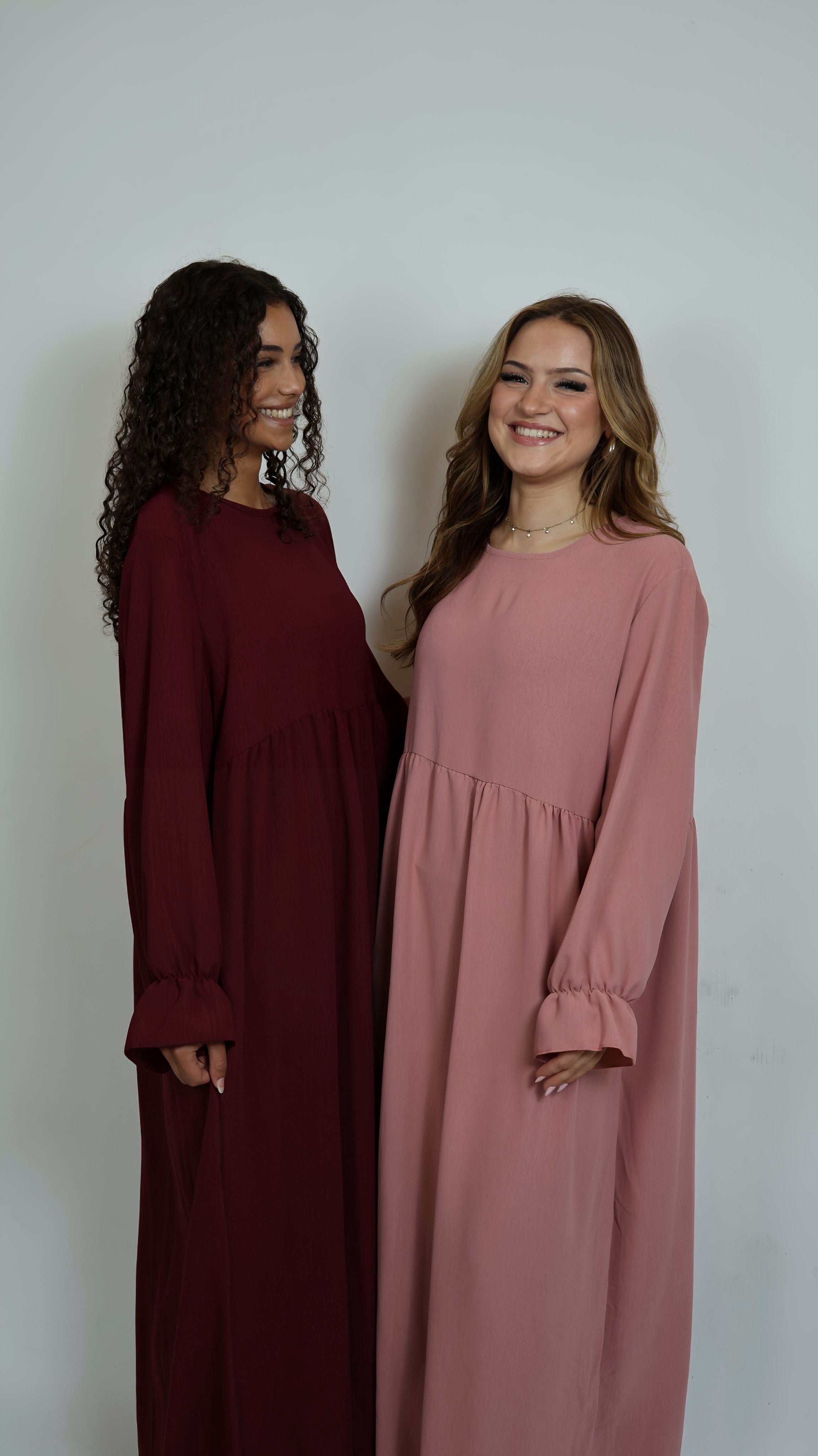 Zwei models mit kleidern